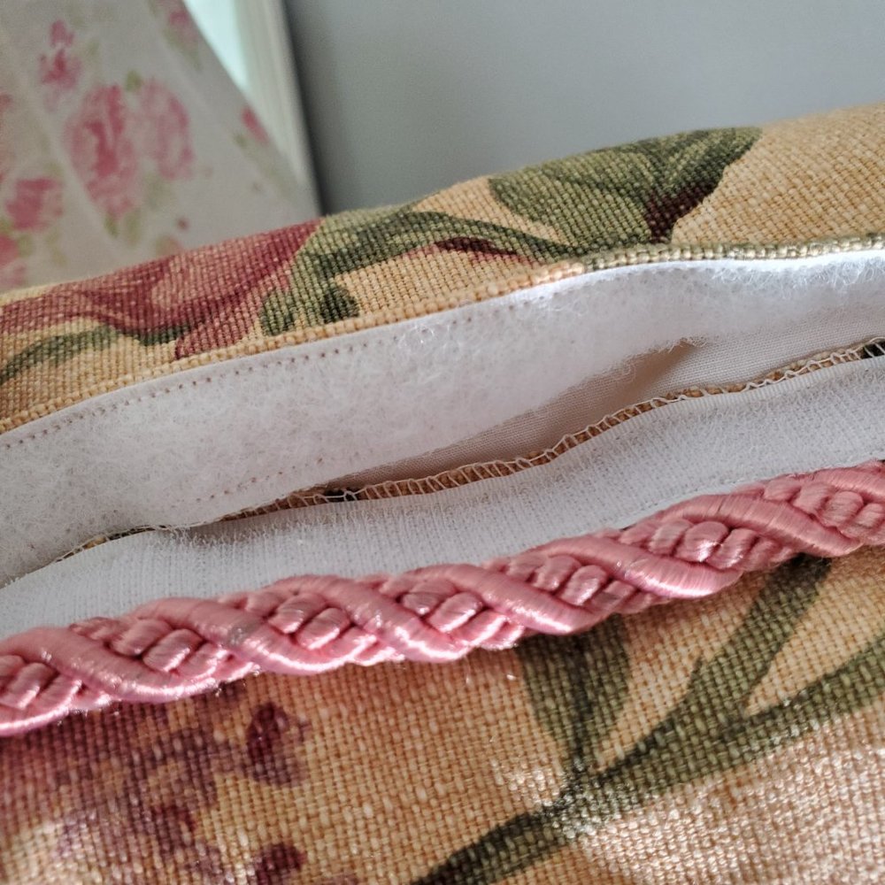 Decorative pillows - Picture 4 of 5